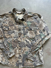 Load image into Gallery viewer, Vintage Realtree Advantage Camo Button Up Shirt (L)