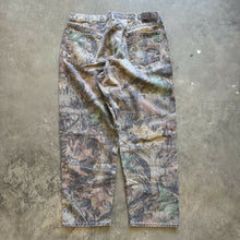 Load image into Gallery viewer, Vintage Wrangler Realtree Advantage Timber Camo Denim Pants (L)