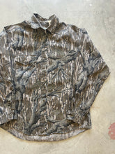 Load image into Gallery viewer, Vintage Women’s Mossy Oak Treestand Camo Button-Up Shirt (M/L)