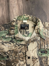 Load image into Gallery viewer, 90’s Rattlers Brand Realtree Camo Chamois Shirt (M)