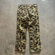 Load image into Gallery viewer, Vintage Duck Camo Insulated Pants (L)