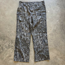 Load image into Gallery viewer, Vintage Realtree Camo Pants (L)