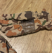 Load image into Gallery viewer, Vintage Bob Allen Ducks Unlimited Goretex Gloves XL