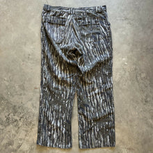 Load image into Gallery viewer, Vintage Realtree Camo Pants (L)