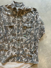 Load image into Gallery viewer, Vintage Mossy Oak Treestand Camo Chamois Shirt (M)