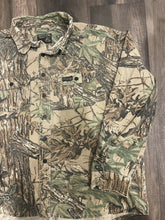 Load image into Gallery viewer, Vintage Rattlers Brand Realtree Camo Chamois Shirt (2XL)