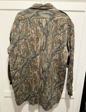Load image into Gallery viewer, Mossy Oak Treestand Button Down (XXL)