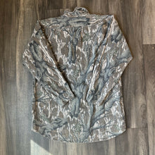 Load image into Gallery viewer, 1990’s Mossy Oak Treestand Camo Chamois Shirt (M)