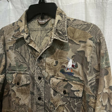 Load image into Gallery viewer, Vintage Realtree camo button up with duck embroidery