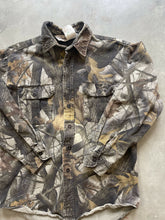 Load image into Gallery viewer, Vintage Realtree Hardwoods Camo Chamois Shirt (M)