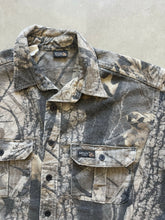 Load image into Gallery viewer, Vintage Realtree Hardwoods Camo Chamois Shirt (M)