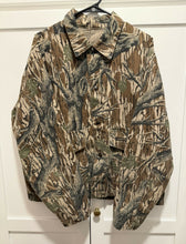 Load image into Gallery viewer, Commander Mossy Oak Treestand 2 Pocket Jacket (L)
