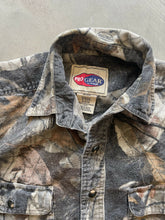 Load image into Gallery viewer, Vintage Realtree Hardwoods Camo Chamois Shirt (M)