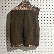 Load image into Gallery viewer, Mossy Oak Shadowgrass Reversible Vest (M)