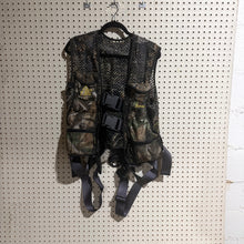 Load image into Gallery viewer, Realtree Hardwoods Hunter Safety System Pro Series Vest