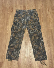 Load image into Gallery viewer, Vintage Mossy Oak Fall Foliage Cargo Pants Large