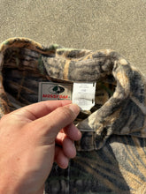 Load image into Gallery viewer, Vintage Mossy Oak Shadowgrass Chamois Button Up (L)