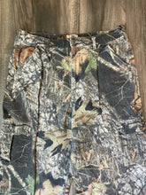 Load image into Gallery viewer, 2000’s Mossy Oak Breakup Camo Adjustable Waist Chamois Pants (L)