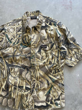 Load image into Gallery viewer, Vintage Realtree Advantage Wetlands Camo Short Sleeve Button-Up Shirt (M)