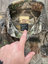 Load image into Gallery viewer, Vintage Realtree Hardwoods Camo Button Up Shirt (Y XL)