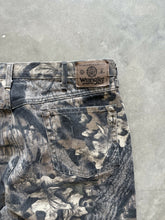 Load image into Gallery viewer, Vintage Wrangler Mossy Oak Breakup Camo Denim Pants (L)