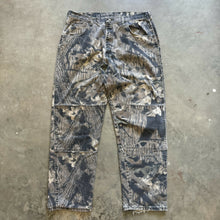 Load image into Gallery viewer, Vintage Denim Mossy Oak Breakup Camo Pants (L)