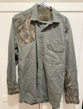 Load image into Gallery viewer, Mossy Oak Treestand Companions Button Down (L)