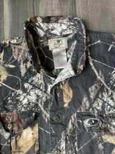 Load image into Gallery viewer, 2000’s Mossy Oak Breakup Camo Button-Up Shirt (M)