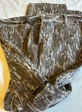 Load image into Gallery viewer, Vintage Heavy Chamois Mossy Oak Bottomland Pants 32-34 (small)