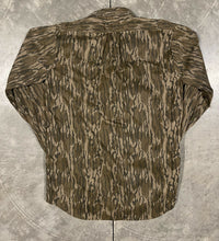 Load image into Gallery viewer, Mossy Oak Bottomland Button Down (M)