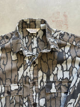 Load image into Gallery viewer, Vintage Trebark Camo Lightweight Camo Button Up Shirt (M)