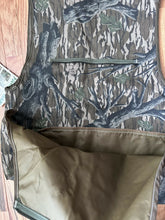 Load image into Gallery viewer, Carhartt Mossy Oak Treestand Camo Hunting Vest men’s size Medium vintage NEW