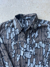 Load image into Gallery viewer, Vintage Trebark Camo Lightweight Button-Up Shirt (M)