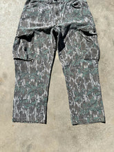 Load image into Gallery viewer, Vintage Mossy Oak Green Leaf Denim Cargo Pants (34x27.5)