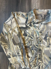 Load image into Gallery viewer, Vintage Realtree Advantage Wetlands Camo Button Up Shirt (M)