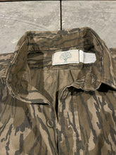 Load image into Gallery viewer, Mossy Oak Bottomland Button Down (M)