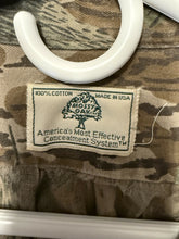Load image into Gallery viewer, Mossy Oak Treestand Button Down