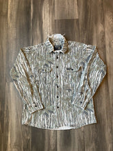 Load image into Gallery viewer, 1990’s Distressed Realtree Camo Chamois Shirt (M)