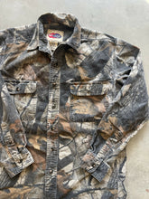 Load image into Gallery viewer, Vintage Realtree Hardwoods Camo Chamois Shirt (M)