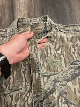 Load image into Gallery viewer, 1990’s Distressed Mossy Oak Treestand Camo Strap Shirt (L)