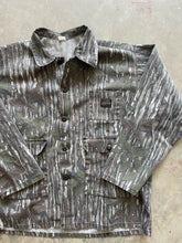 Load image into Gallery viewer, Vintage 3-Pocket Realtree Camo Jacket (2XL)