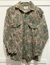 Load image into Gallery viewer, Mossy Oak Greenleaf Chamois Button Down (L)