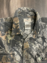 Load image into Gallery viewer, 2000’s Mossy Oak Breakup Camo Chamois Shirt (XL)