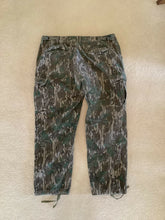 Load image into Gallery viewer, Vintage Mossy Oak Greenleaf Cargo Pants OLD