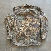 Load image into Gallery viewer, Vintage Realtree Advantage Camo Chamois Shirt (M)