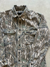 Load image into Gallery viewer, Vintage Mossy Oak Treestand Camo Chamois Shirt (L)