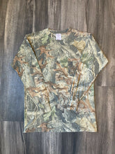 Load image into Gallery viewer, Vintage Realtree Advantage Timber Camo Long Sleeve Shirt (S)