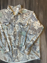 Load image into Gallery viewer, Vintage Realtree Advantage Camo Chamois Shirt (2XL)