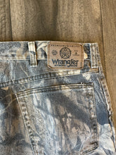 Load image into Gallery viewer, Vintage Wrangler Mossy Oak Breakup Camo Denim Pants (40x32)