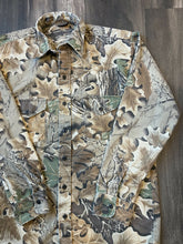 Load image into Gallery viewer, 1990’s Realtree Advantage Camo Button Up Shirt (M)